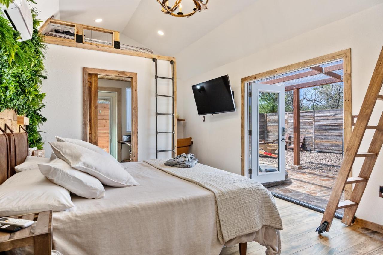 Romantic Tiny Luxury Retreat W Heated Pool, Sauna N Outdoor Shower In Wimberley 10 Acres Exterior foto